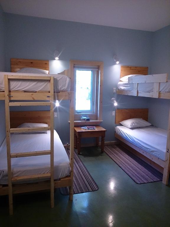 Hot Springs Campground & Hostel Upper Laberge Pokoj fotografie